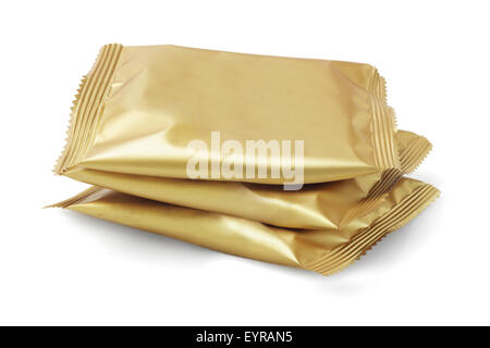 Pila di Candy in Sealed Golden wrapper a colori su sfondo bianco Foto Stock