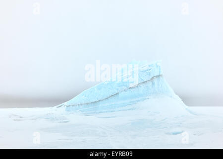 Iceberg congelati in un mare di ghiaccio e la nebbia, baia di Baffin, Nunavut, Canada. Foto Stock