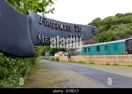 Sentiero segno per Meldon Dam dal modo di granito presso il viadotto Meldon vicino a Okehampton Dartmoor Devon Regno Unito Foto Stock