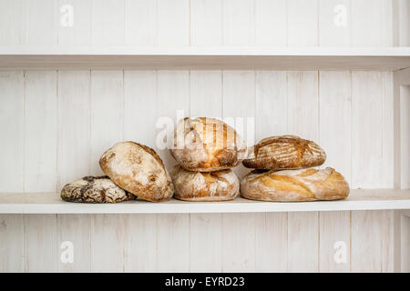 Vari realizzati tradizionalmente acida pane in una panetteria, DEVON REGNO UNITO Foto Stock