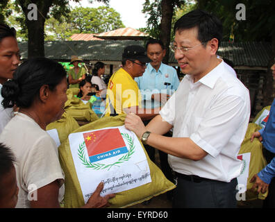 Kalay, Myanmar. Il 3° agosto 2015. Ambasciatore cinese a Myanmar Hong Liang (anteriore R) dona di forniture di soccorso per flood hit residenti a Kalay township di Sagaing Regione, Myanmar, il 3 agosto, 2015. L'ambasciata cinese a Myanmar lunedì fornito aiuti umanitari per il Myanmar's-alluvione ha colpito le regioni. Credito: Ko Thaung/Xinhua/Alamy Live News Foto Stock