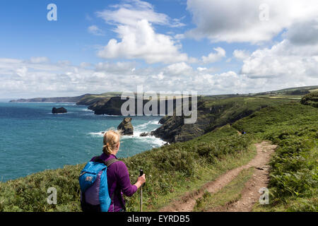 Walker sulla costa sud ovest percorso tra Tintagel e Boscastle Cornwall Regno Unito Foto Stock