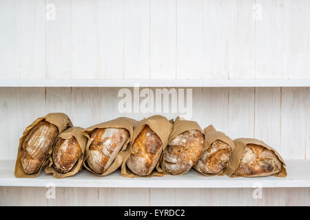 Vari realizzati tradizionalmente acida pane in una panetteria, DEVON REGNO UNITO Foto Stock