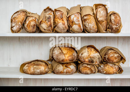 Vari realizzati tradizionalmente acida pane in una panetteria, DEVON REGNO UNITO Foto Stock