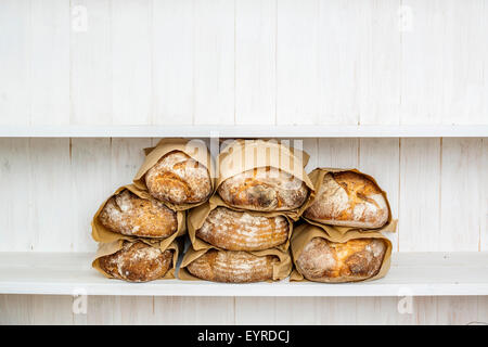 Vari realizzati tradizionalmente acida pane in una panetteria, DEVON REGNO UNITO Foto Stock