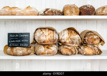 Vari realizzati tradizionalmente acida pane in una panetteria, DEVON REGNO UNITO Foto Stock