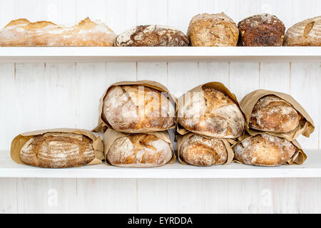 Vari realizzati tradizionalmente acida pane in una panetteria, DEVON REGNO UNITO Foto Stock