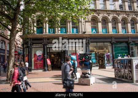 Un gufo statua Wild in arte, al di fuori di Jack Wills Shop Birmingham City Centre West Midlands, Regno Unito Foto Stock