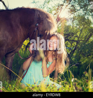 Ritratto di una bellissima ragazza con un cavallo in natura Foto Stock