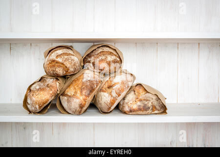 Vari realizzati tradizionalmente acida pane in una panetteria, DEVON REGNO UNITO Foto Stock