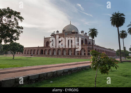 Imperatore Mughal Humayun architettura tomba, Patrimonio Mondiale UNESCO New Delhi, India con prato e giardino cloud sky nel mese di giugno Foto Stock