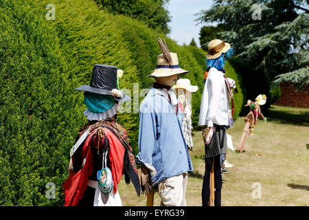 Scarecrows progettato dal WI celebra i suoi cento anni di donne del Istituto a Lullingstone Castle nel Kent Foto Stock