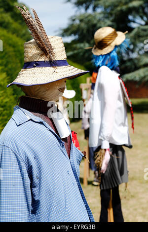 Scarecrows progettato dal WI celebra i suoi cento anni di donne del Istituto a Lullingstone Castle nel Kent Foto Stock