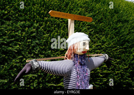 Scarecrows progettato dal WI celebra i suoi cento anni di donne del Istituto a Lullingstone Castle nel Kent Foto Stock