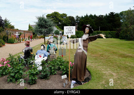 Scarecrows progettato dal WI celebra i suoi cento anni di donne del Istituto a Lullingstone Castle nel Kent Foto Stock