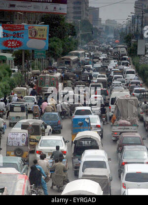 Un gran numero di veicoli sono bloccato in un ingorgo, vicino al Sea Breeze Torre a M.A Jinnah Road a Karachi il Lunedì, Agosto 03, 2015. Foto Stock