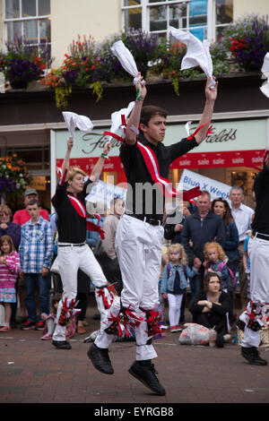 Sidmouth, Devon, Regno Unito. Il 3° agosto 2015. Danza tradizionale display in piazza del mercato durante il Sidmouth Folk Week. Foto Stock