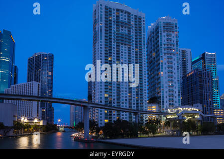 Monorotaia METROMOVER MIAMI RIVER DOWNTOWN skyline di Miami Florida USA Foto Stock