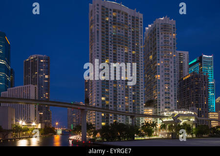 Monorotaia METROMOVER MIAMI RIVER DOWNTOWN skyline di Miami Florida USA Foto Stock