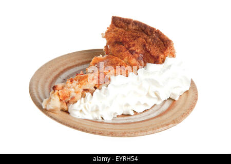 La nonna in casa torta di mele servito con panna Foto Stock