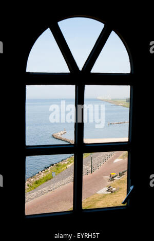 Vista sul mare attraverso una finestra del faro olandese di Urk Foto Stock