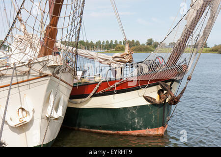 Arco di due vecchi golette nel porto olandese Kampen Foto Stock