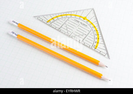 Matematica righello e matita su carta quadrettata Foto Stock