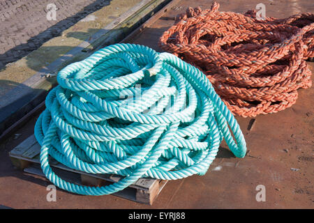 Due funi in nylon a una nave nel porto Foto Stock