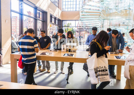 New York City, Stati Uniti, affollano le persone all'interno dell'Apple Store di Manhattan, provano nuove apparecchiature, prodotti di consumo, showroom di mele, pubblico di smartphone, pubblico pubblico pubblico, acquisto di negozi per gruppi di adolescenti, acquisto di iphone, acquisto di tecnologia Foto Stock