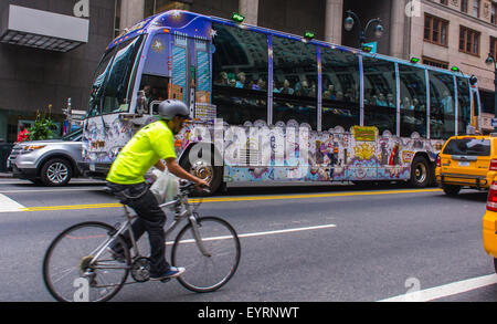 La città di New York, Stati Uniti d'America, la folla sul colorato decorato autobus turistico sulla strada, Manhattan, l uomo in bicicletta Foto Stock