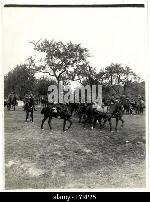 Una batteria della Royal Field Artillery (RFA) in azione, che si aggancia e parte durante un'operazione militare, mostrando il movimento dell'artiglieria in un campo di battaglia. Foto Stock