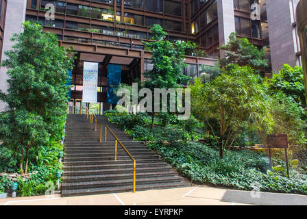 New York City, USA, Garden Ford Foundation Building con finestra con cartello, gradini d'ingresso, giardino aziendale urbano Foto Stock