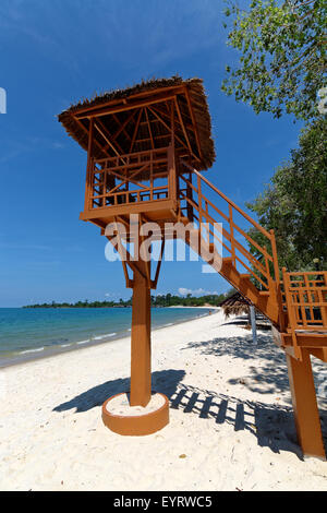 Torre bagnino, Sihanoukville, Cambogia, bianco, spiaggia sabbiosa, Sokha beach, ambientale torre di legno, cielo blu, Estremo Oriente, Foto Stock