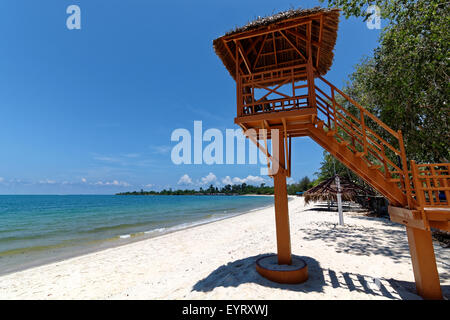 Torre bagnino, Sihanoukville, Cambogia, bianco, spiaggia sabbiosa, Sokha beach, ambientale torre di legno, cielo blu, Estremo Oriente, Foto Stock