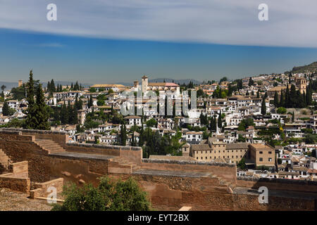 Vista di Albaicin chiesa di Saint Nicholas lookout e Iglesia del Salvador da parete Alhambra di Granada Spagna Foto Stock