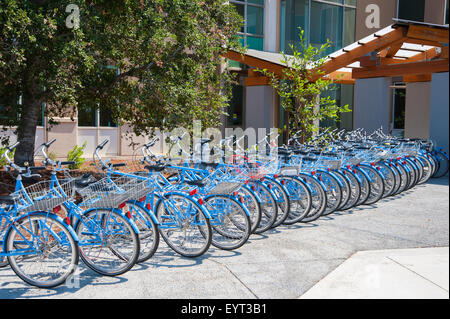 MENLO Park, CA - 1 agosto: moto utilizzate da FaceBook ai dipendenti di passare loro campus sono parcheggiate a Facebook dalla sede mondiale della Foto Stock