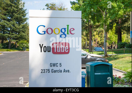 MOUNTAIN VIEW, CA - Agosto 1, 2015: segno per Google e YouTube si trova presso la sede centrale di Google, noto anche come Googleplex, nel MOU Foto Stock