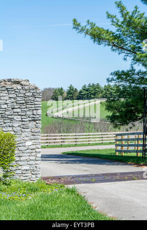 A forma di S vialetto di una fattoria in Kentucky USA Foto Stock