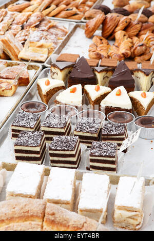 Assortimento di dolci e dessert visualizzato su vassoi da forno Foto Stock