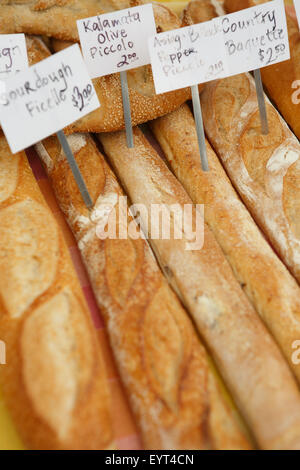 Close up assortiti di baguette fresche visualizzato nel mercato degli agricoltori Foto Stock