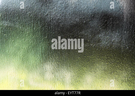 Close-up di un colorato parete irregolare verniciato con vernici spray Foto Stock