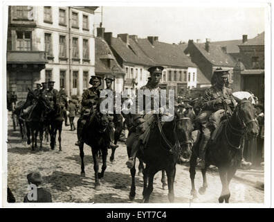 Questa immagine cattura le truppe di artiglieria a cavallo durante la marcia a Fenges, in Francia, evidenziando il movimento militare durante una specifica campagna storica. Foto Stock