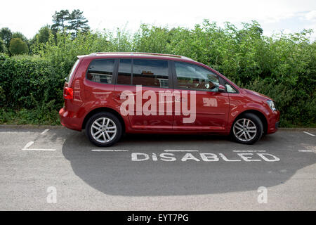 Auto parcheggiate in Bay per il guidatore disabile Foto Stock