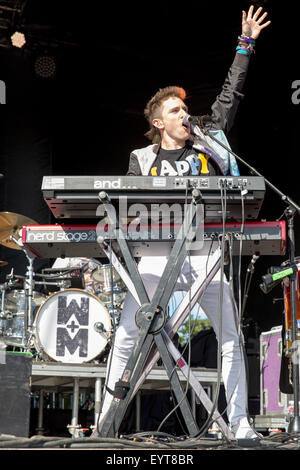 Chicago, Illinois, Stati Uniti d'America. 1 agosto, 2015. Musicista NICOLA PETRICCA di camminare la luna si esibisce dal vivo in Grant Park a Lollapalooza Music Festival di Chicago, Illinois © Daniel DeSlover/ZUMA filo/Alamy Live News Foto Stock