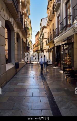 Pedoni percorrendo a piedi via Navas per i negozi e i ristoranti a Granada Spagna Foto Stock