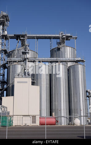 Nuovi silos di un impianto industriale, in Germania, in Renania settentrionale-Vestfalia, Neuss Foto Stock