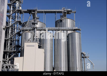 Nuovi silos di un impianto industriale, in Germania, in Renania settentrionale-Vestfalia, Neuss Foto Stock