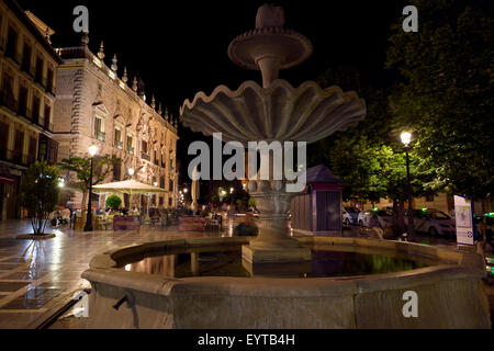 Fontana in Plaza Nueva di notte con il Royal Chancery di Granada e la chiesa di Santa Ana Foto Stock