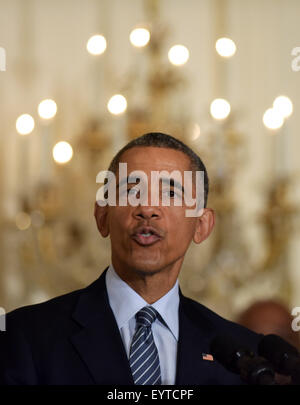 Washington, DC, Stati Uniti d'America. Il 3° agosto 2015. Stati Uniti Il presidente Barack Obama parla di alimentazione pulita piano presso la Sala Est della Casa Bianca di Washington, DC, Stati Uniti, e il Agosto 3, 2015. Il presidente Barack Obama ha annunciato il Lunedi un inasprimento del cambiamento climatico piano per gli impianti di potenza nel mezzo di una schiacciante opposizione da parte degli Stati Uniti a livello nazionale. Credito: Yin Bogu/Xinhua/Alamy Live News Foto Stock