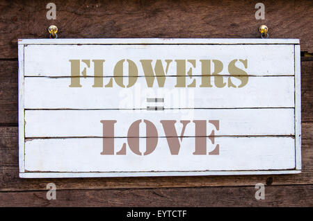 Fiori Uguale amore ispirato messaggio scritto su vintage tavola di legno. Motivazione Concetto di immagine Foto Stock